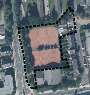 Dort, wo früher Tennis gespielt wurde, sollen auf rund 0,9 Hektar 23 Reihenhäuser, ein Mehrfamilienhaus mit 30 Wohnungen sowie ein Quartiersplatz entstehen.

