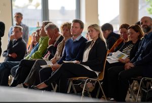 Neben vielen weiteren Gästen lauschte auch Bürgermeisterin Sonja Wienecke aufmerksam den zahlreichen Wortbeiträgen, die die Verbundenheit zu den Inhalten des Projekts unterstrichen. Foto Michael Hotopp