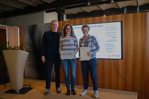 : v.l.n.r. Dr. Bernhard Rohleder (CEO Bitkom e.v.), Verena von Polheim (Peter-Ustinov-Gesamtschule Monheim a.R.), Tanja Niehaus (Peter-Ustinov-Gesamtschule Monheim a.R.)  Preisverleihung / Überreichung der Auszeichnung zur Smart School an die PUG 