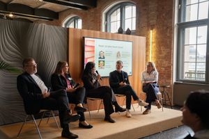 v.l.n.r. Martin Hüppe (Geschäftsführer iServ GmbH), Bettina Weckesser (Global Head of Siemens Professional Education Siemens AG), Leah Schrimpf (Leiterin Digitale Gesellschaft Bitkom e.V.), Frank Wüst (Leiter Team digitale Schule Stadt Nürnberg), Daniela Schneller-Jokschus (Schulleiterin Lindenschule) 