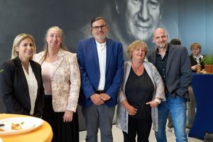 Bürgermeisterin Sonja Wienecke und Schulleiter Horst Stolzenburg (3. v.l.) mit Sylvia Wimmershoff, Karin Büschenfeld und Burkhard Brörken (v.l.n.r.) von der Bezirksregierung Düsseldorf bei der Präsentation des deutsch-israelischen Projekts „Zukunft, Liebe, Hoffnung“ an der Peter-Ustinov-Gesamtschule.