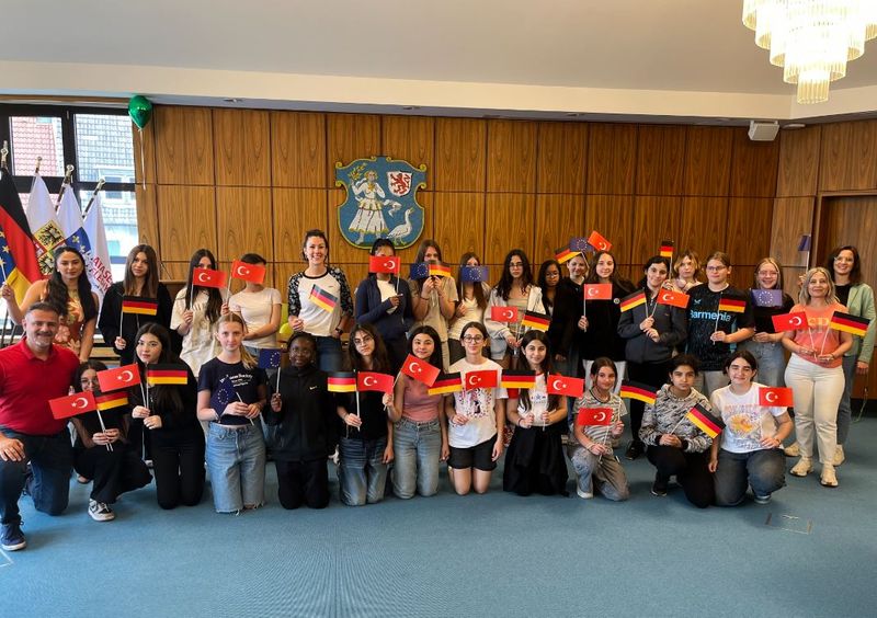 Schülerinnen der PUG und der Ihsan-Kursunoglu-Mittelschule aus Ataşehir haben sich gemeinsam dem Thema Mülltrennung angenommen und beleuchten das facettenreiche Thema während ihrer Austauschbesuche. Foto: Tanja Bamme