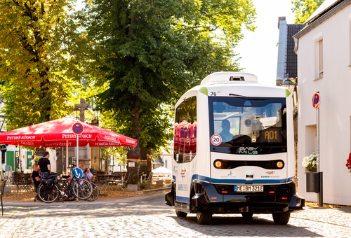 Monheim am Rhein-autonom fahrender Bus in der Altstadt