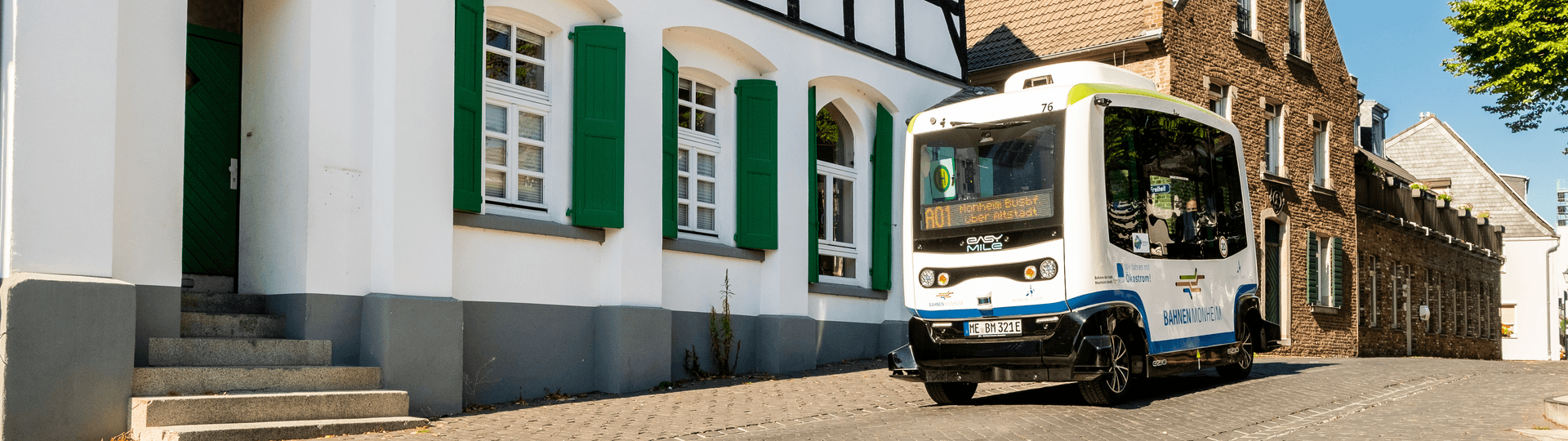 Der Autonome Bus rollt zielstrebig durch die Monheimer Altstadt.