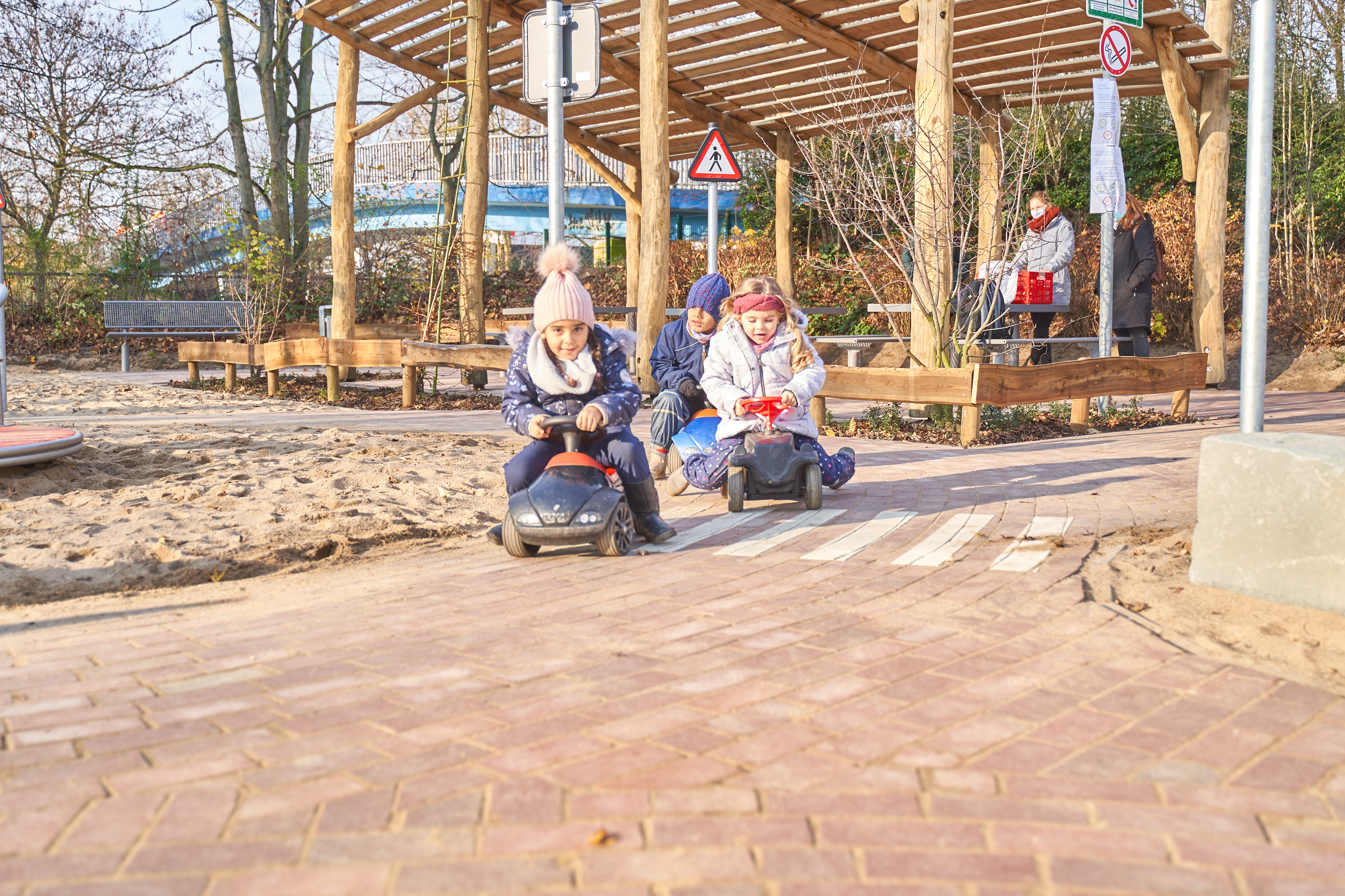Spielplatz Marderstraße: Kinder fahren auf dem Bobbycar-Parcours
