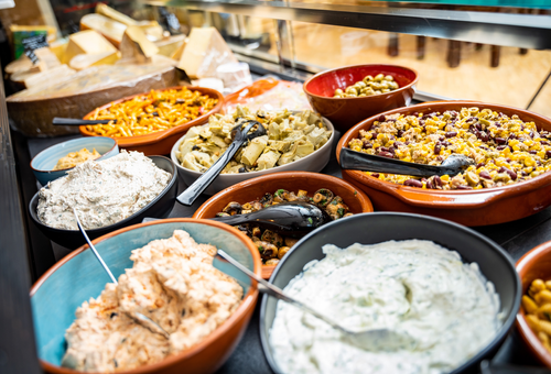 Ladebistro Tante Tina. Theke mit verschiedenen Antipasti.