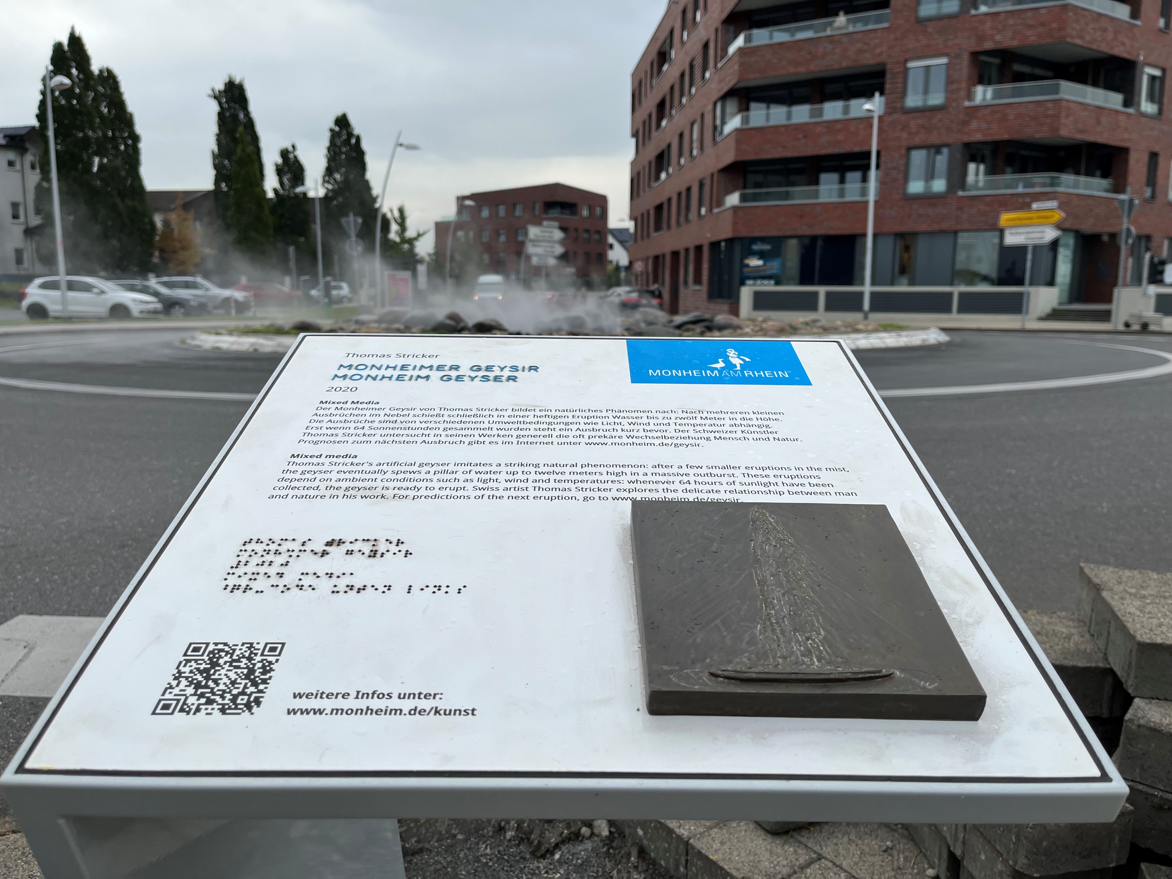 Barrierefrei zugängliche Stelen bieten Informationen über Kunst im öffentlichen Raum.