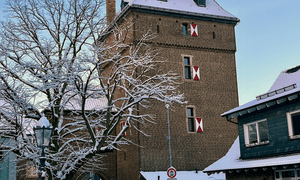 Das Bild zeigt den Schelmenturm in Monheim am Rhein im Winter mit Schnee