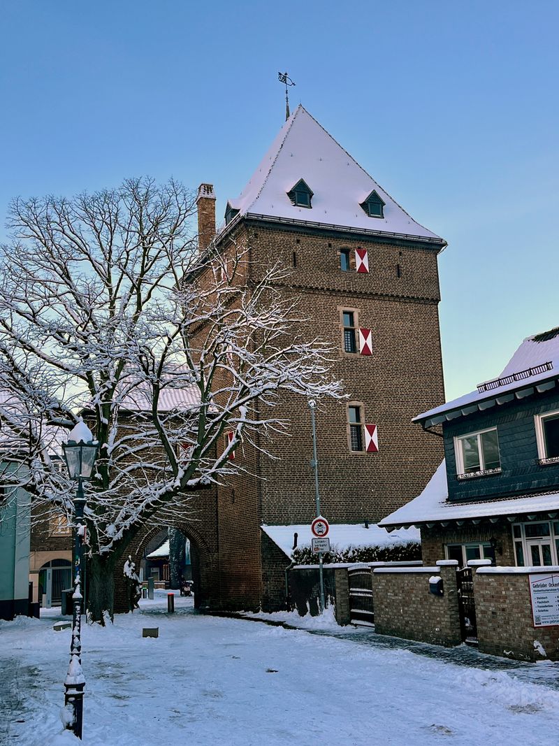 Das Bild zeigt den Schelmenturm in Monheim am Rhein im Winter mit Schnee