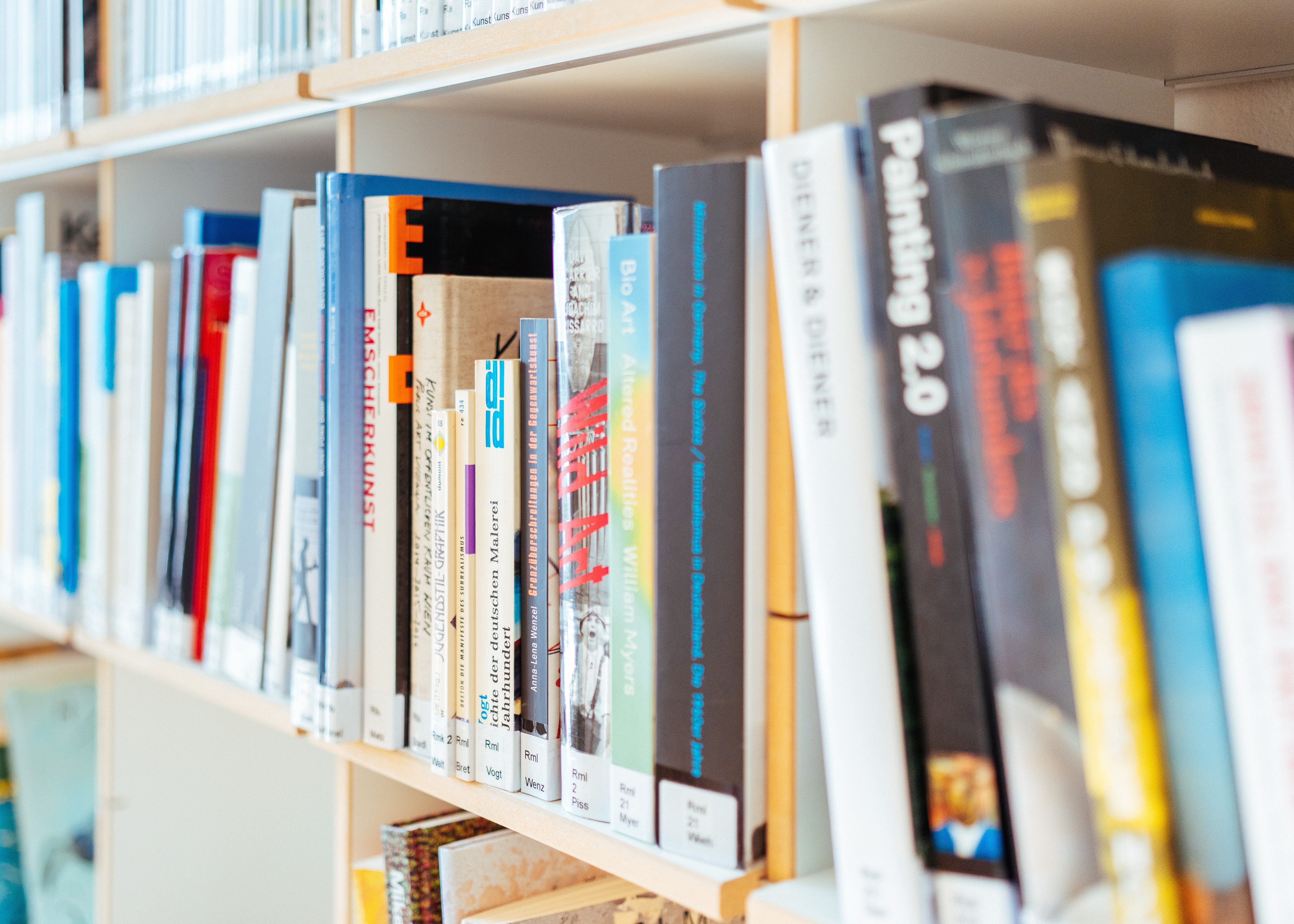 Blick auf ein volles Bücherregal.