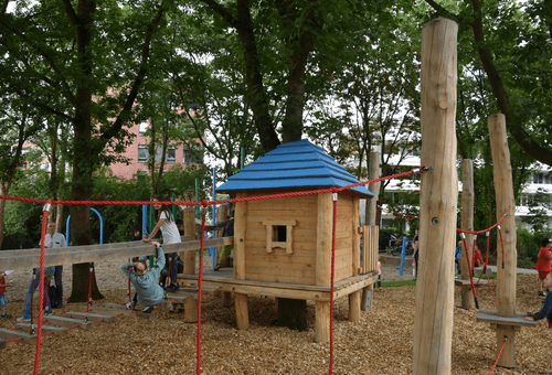 Spielplatz Holzweg-Passage, Baumhaus