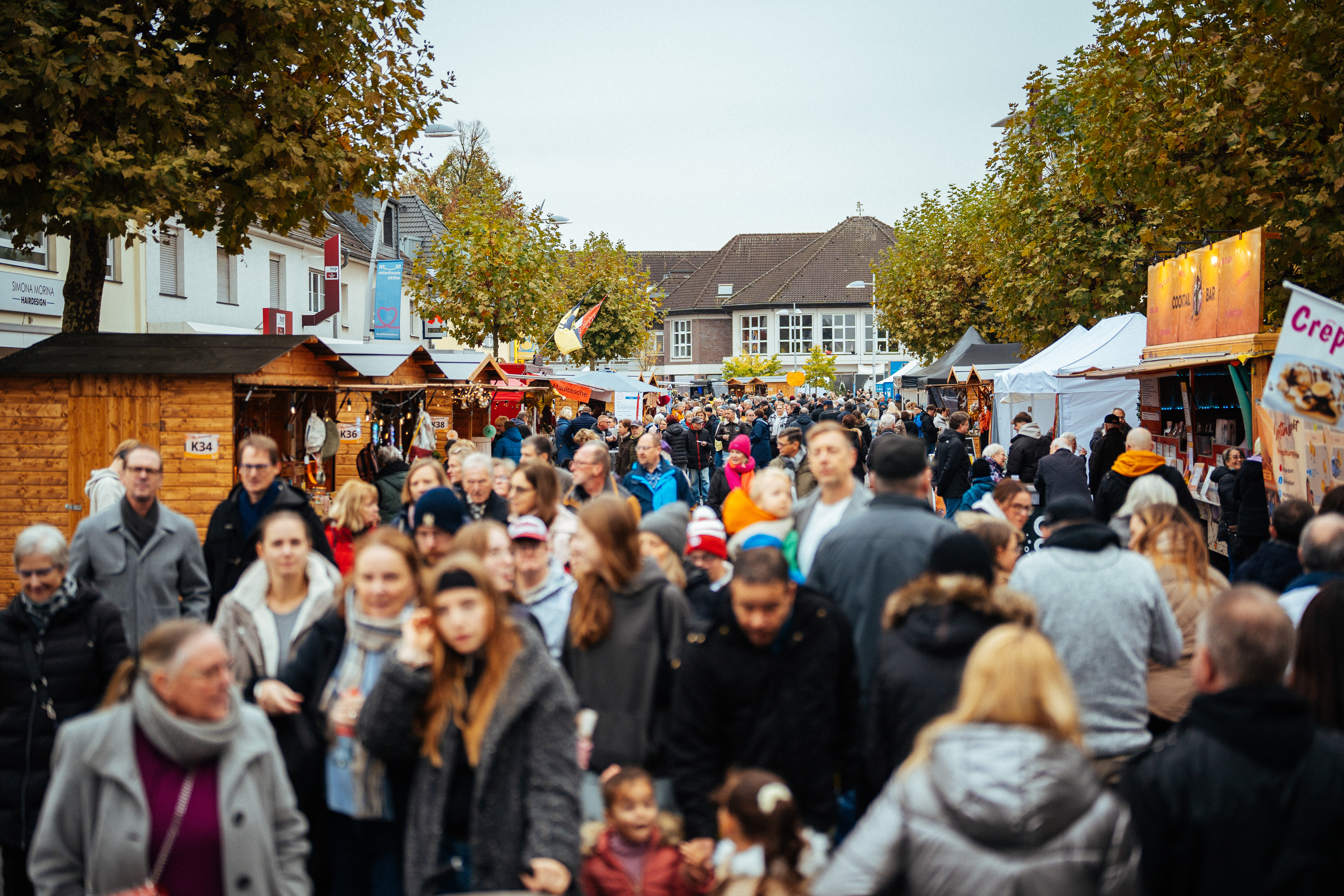 Viele Menschen drängen sich über die Krischerstraße vorbei an Ständen.