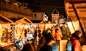 Weihnachtsmarktstände und im Hintergrund der Schelmenturm.