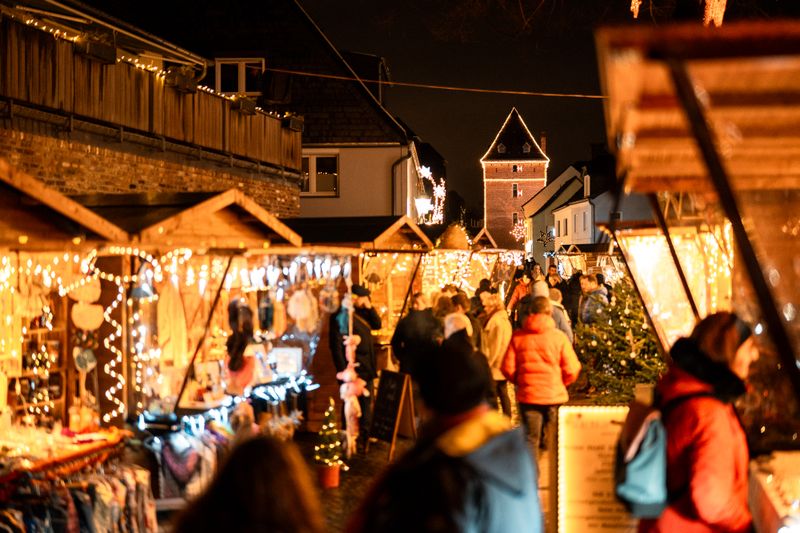Weihnachtsmarktstände und im Hintergrund der Schelmenturm.