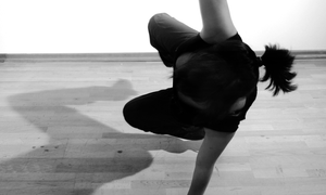 Eine Tänzerin in einer Pose. 