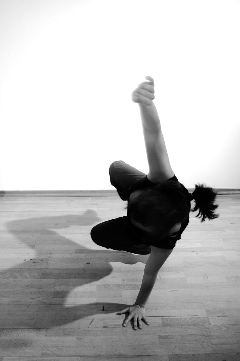 Eine Tänzerin in einer Pose. 